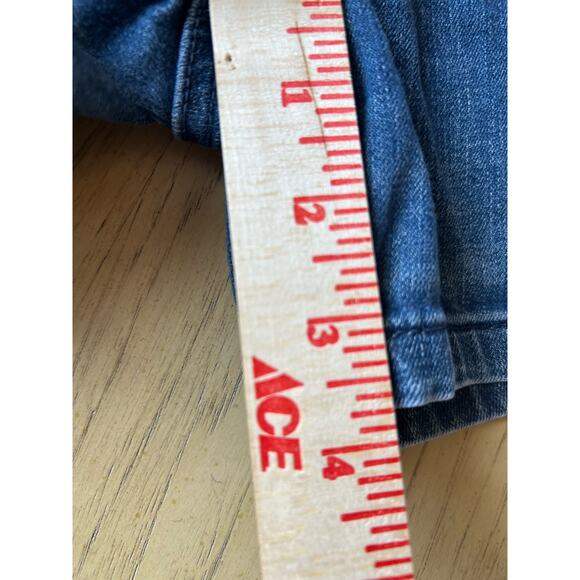 Y2K Levis Woman's Shorts Size 4 Med Wash Mid Rise Stretch Moms Thrashed Distress - Picture 5 of 8